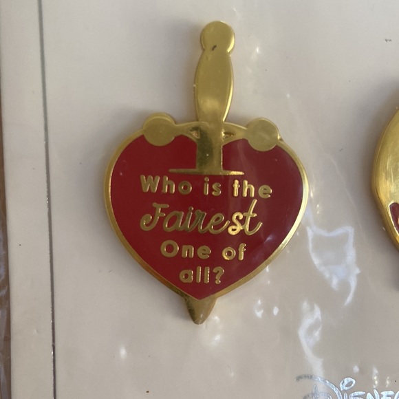 2021 Disney Parks Collection Snow White pin set of 2 poison apple, stabbed heart - Picture 2 of 5